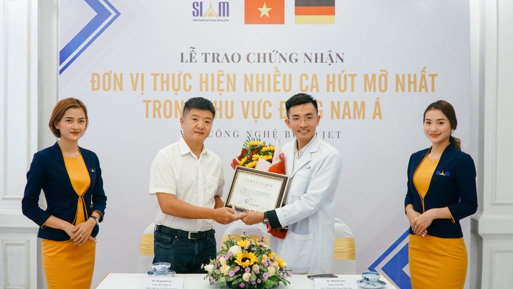 Mr.Desmond Loo - đại diện Human Med tại châu Á trao bằng và cúp chứng nhận cho ông Thái Hoàng Sơn - Giám đốc Viện thẩm mỹ Siam Thailand.